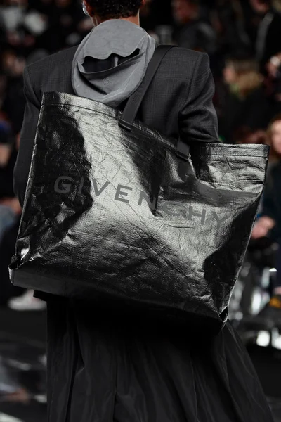 Look 60